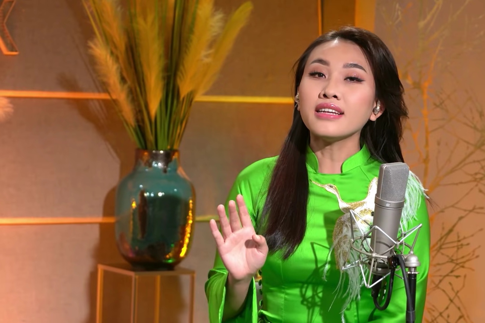 Con gái nuôi Phi Nhung nói một câu, Như Quỳnh: "Trời ơi, con đừng làm cô giật mình"- Ảnh 2. Con gái nuôi Phi Nhung nói một câu, Như Quỳnh: "Trời ơi, con đừng làm cô giật mình"- Ảnh 2.
