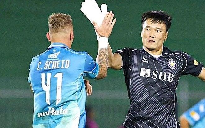 Bi hài V.League: Trọng tài quên luật, gây bức xúc vì không cho CLB Hà Nội thay Việt kiều - Ảnh 2.