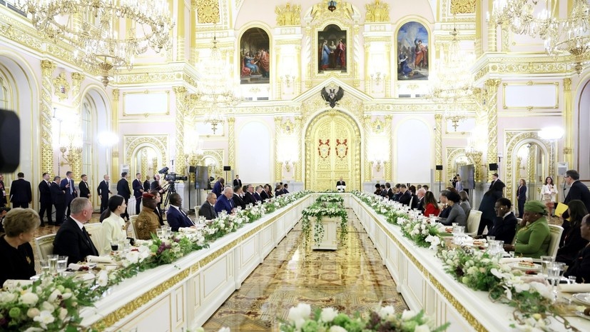 Bật mí thực đơn độc đáo trong tiệc chiêu đãi của Nga tại Điện Kremlin sau Lễ Duyệt binh Ngày Chiến thắng - Ảnh 3.