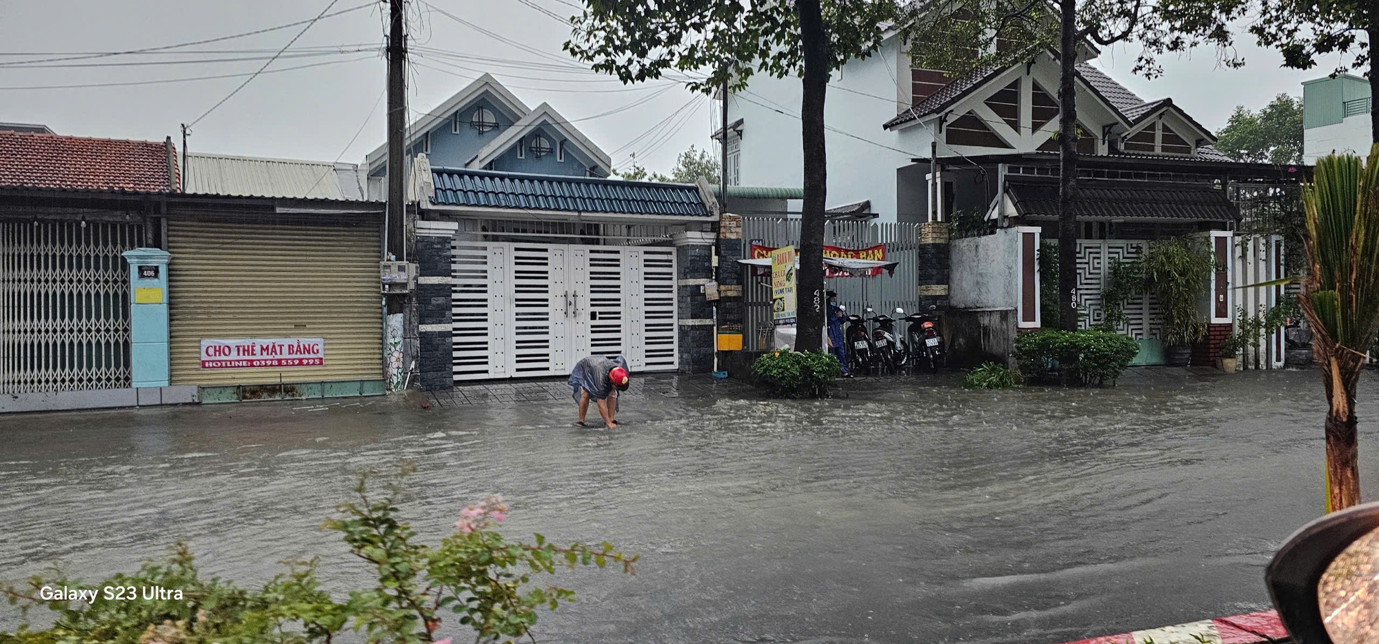 Hình ảnh ngập, kẹt kinh hoàng ở Bình Dương, Đồng Nai sáng 10-5- Ảnh 6. Hình ảnh ngập, kẹt kinh hoàng ở Bình Dương, Đồng Nai sáng 10-5- Ảnh 6.