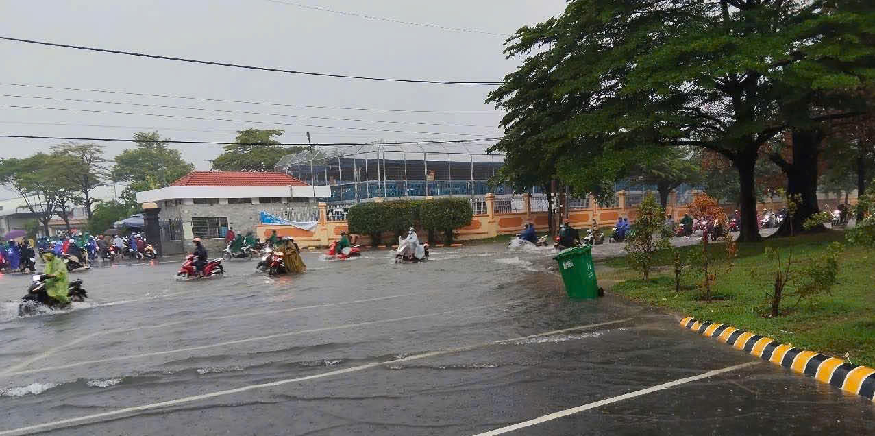 Hình ảnh ngập, kẹt kinh hoàng ở Bình Dương, Đồng Nai sáng 10-5- Ảnh 2. Hình ảnh ngập, kẹt kinh hoàng ở Bình Dương, Đồng Nai sáng 10-5- Ảnh 2.