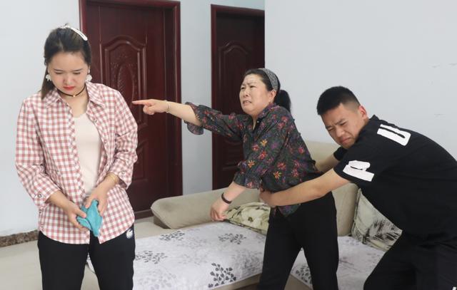 Mẹ chồng đi chăm cháu ngoại 10 năm thì quay về quê khiến cả nhà như có bão lớn quét qua, ai cũng khó thở- Ảnh 1.