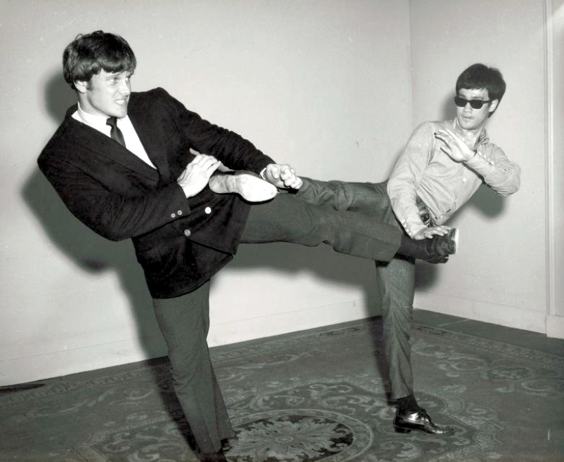 Clip hiếm ghi lại sức mạnh của Lý Tiểu Long và Joe Lewis trong võ thuật - Ảnh 2.