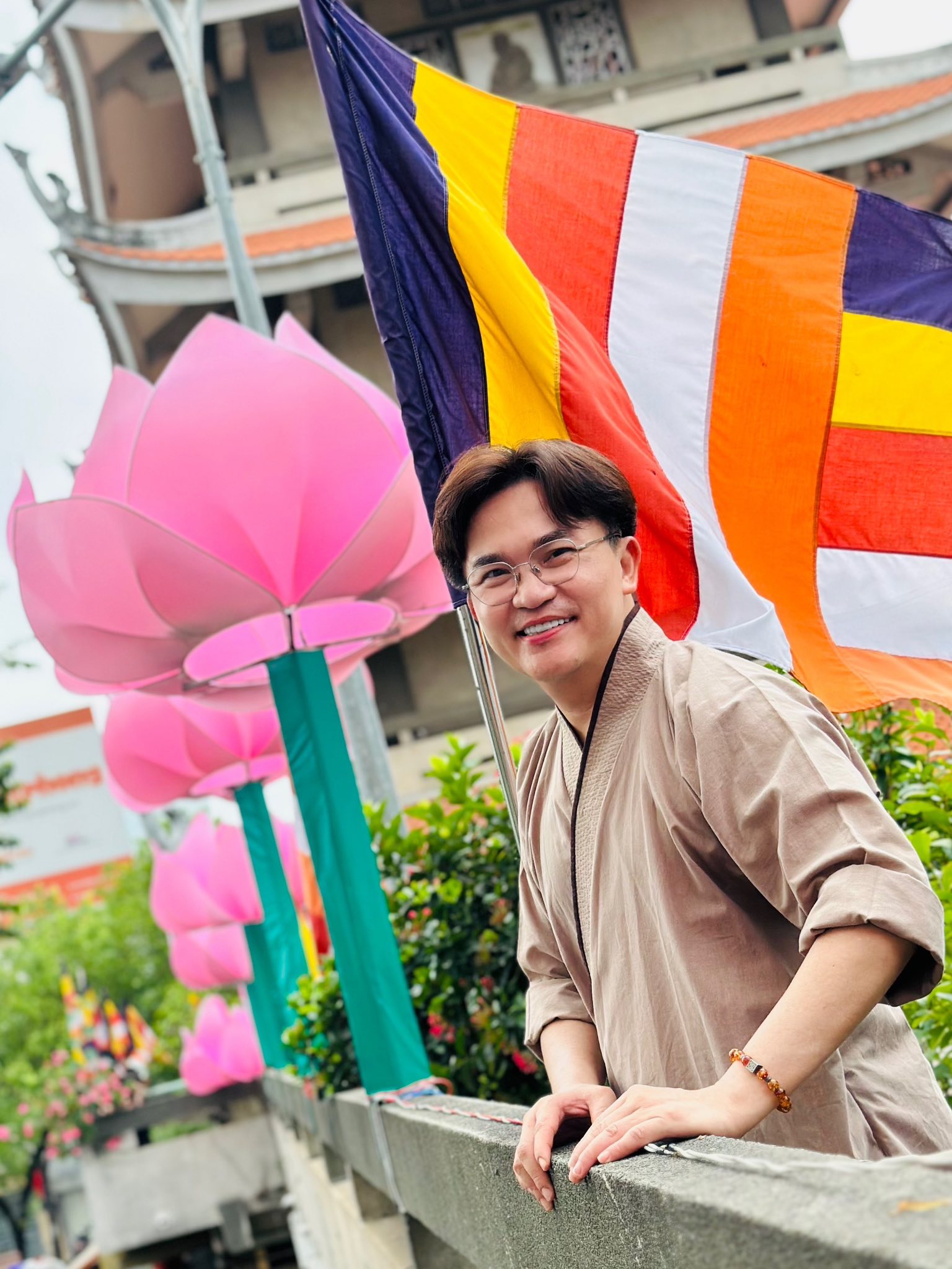 MC Đại Nghĩa chuẩn bị thất đầu tiên cho mẹ, thần sắc gây chú ý- Ảnh 2. MC Đại Nghĩa chuẩn bị thất đầu tiên cho mẹ, thần sắc gây chú ý- Ảnh 2.