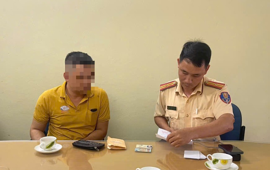 Triệu tập tài xế xe buýt cố tình mở cửa va vào xe máy chở trẻ nhỏ- Ảnh 1.