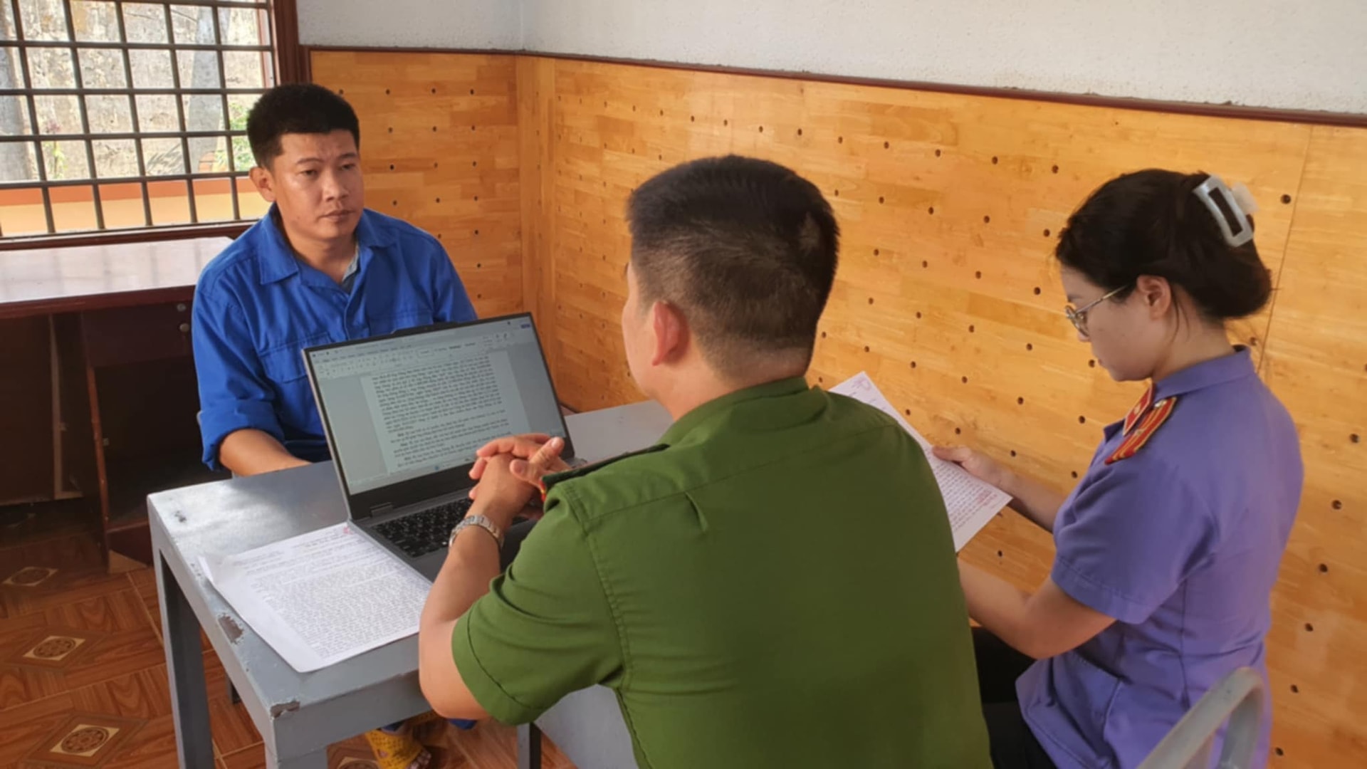 Người tr&ecirc;n &ocirc; t&ocirc; b&aacute;n tải bị tố vụt d&ugrave;i cui v&agrave;o đầu nữ t&agrave;i xế n&oacute;i g&igrave; về nguy&ecirc;n nh&acirc;n? - Ảnh 2.