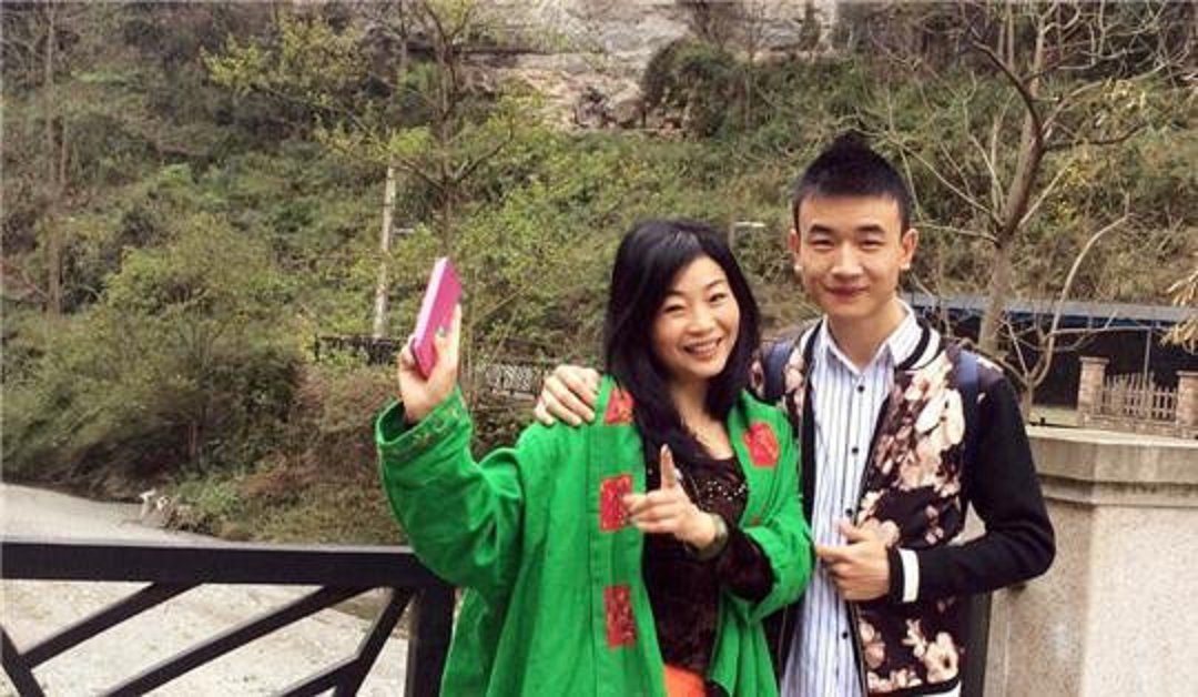 Doanh nhân 25 tuổi cưới vợ 46 tuổi: Câu chuyện tình yêu gây sốt cộng đồng mạng - Ảnh 2.