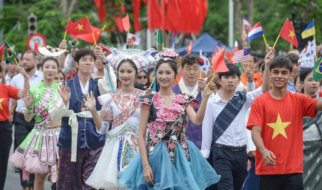 Hàng vạn người đội mưa tham gia diễu hành chào mừng 70 năm Ngày giải phóng Hải Phòng- Ảnh 14.