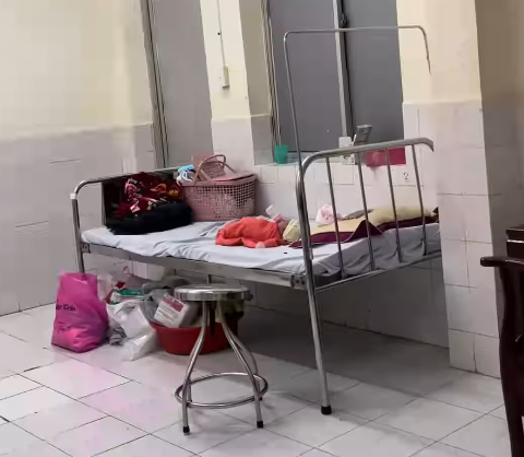 Đoạn clip 9 giây của em bé sơ sinh nằm một mình trong viện, hành động của con khiến ai nấy bần thần- Ảnh 2. Đoạn clip 9 giây của em bé sơ sinh nằm một mình trong viện, hành động của con khiến ai nấy bần thần- Ảnh 2.