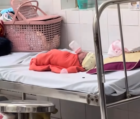 Đoạn clip 9 giây của em bé sơ sinh nằm một mình trong viện, hành động của con khiến ai nấy bần thần- Ảnh 1. Đoạn clip 9 giây của em bé sơ sinh nằm một mình trong viện, hành động của con khiến ai nấy bần thần- Ảnh 1.