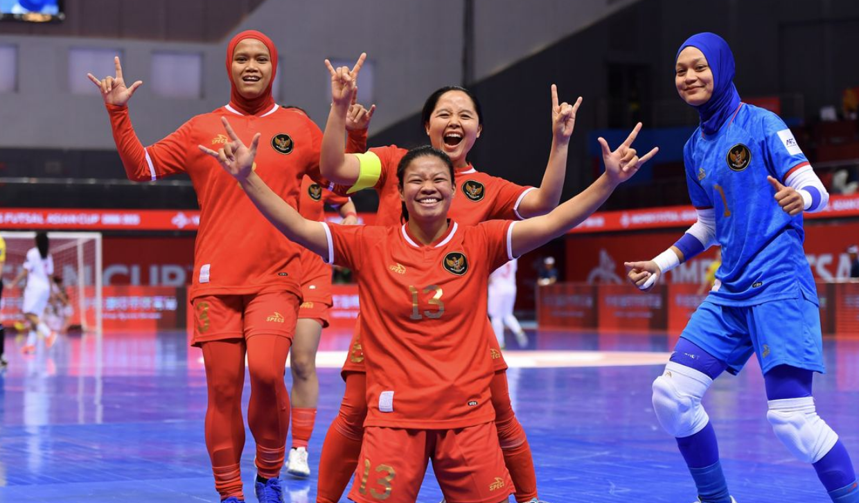 Giải ch&acirc;u &Aacute;: Indonesia v&agrave;o tứ kết nhờ mưa b&agrave;n thắng, chủ nh&agrave; World Cup bị loại theo kịch bản đ&aacute;ng buồn - Ảnh 1.