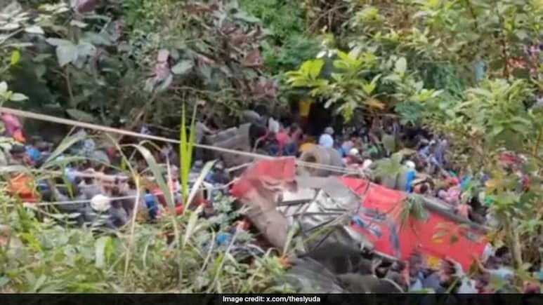 Xe buýt chở quá tải bất ngờ lao xuống vực khiến 15 người tử vong- Ảnh 1.