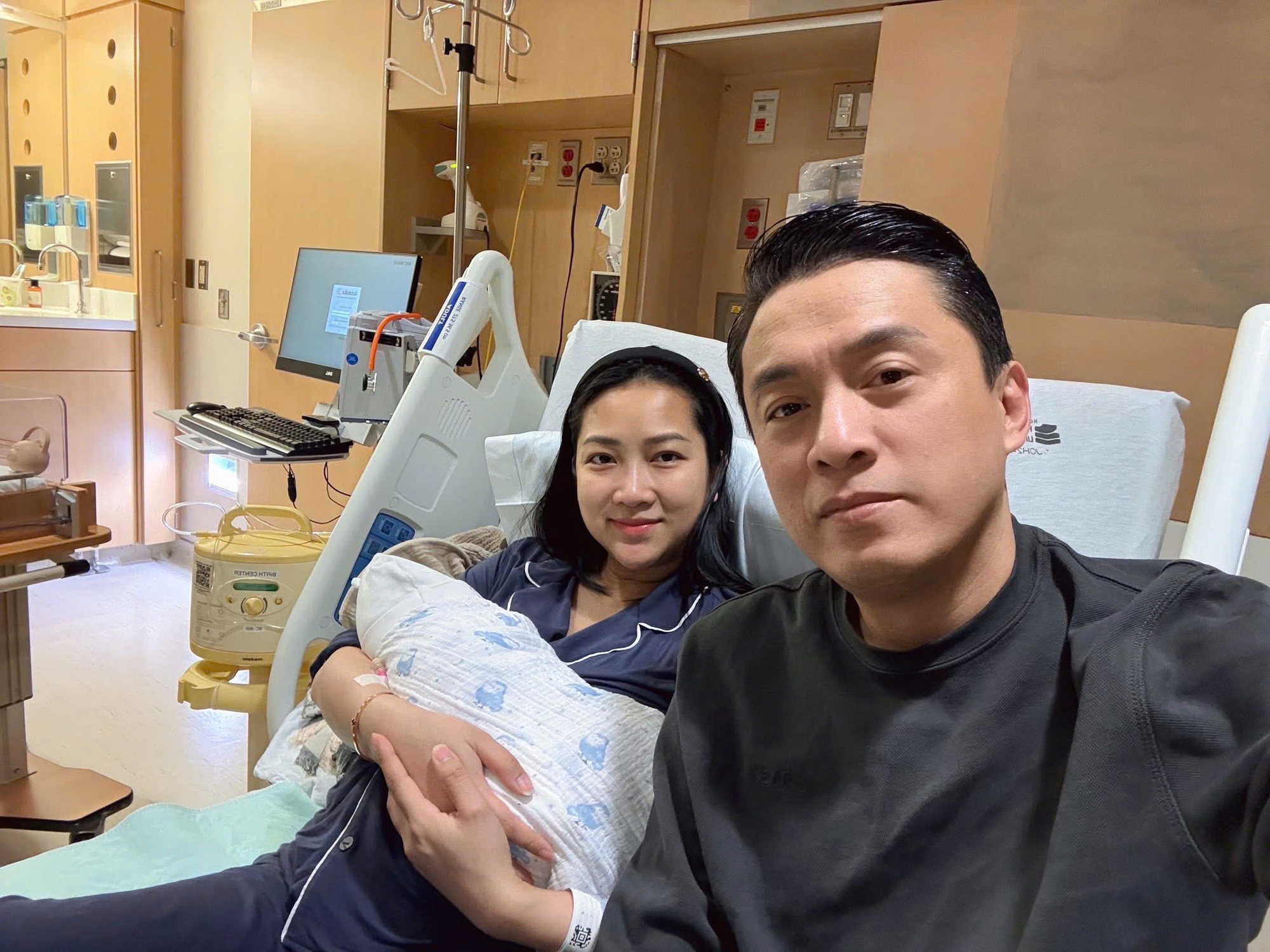 HOT: Lam Trường v&agrave; vợ k&eacute;m 17 tuổi b&iacute; mật đ&oacute;n con thứ 2- Ảnh 1.