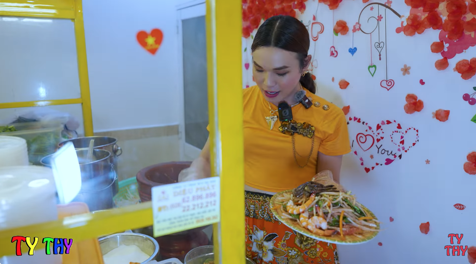 Ty Thy lần đầu nói về lý do liên tục chuyển quán, phản hồi chuyện không đeo khẩu trang khi làm gỏi đu đủ- Ảnh 3. Ty Thy lần đầu nói về lý do liên tục chuyển quán, phản hồi chuyện không đeo khẩu trang khi làm gỏi đu đủ- Ảnh 3.