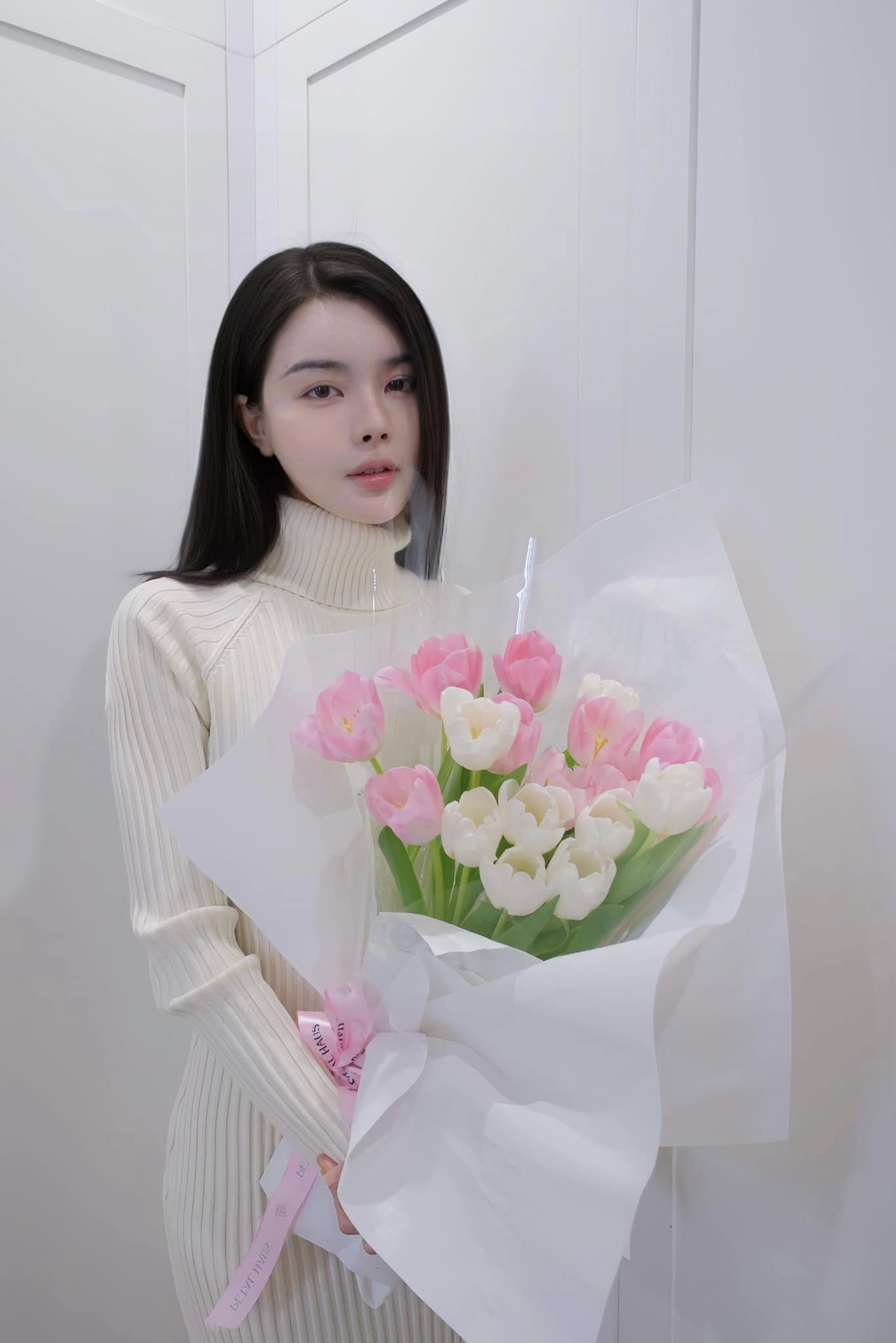 Xuất hiện với đôi môi sưng vù, bạn gái gia thế “trâm anh thế phiệt” của hậu vệ Văn Thanh phẫu thuật thẩm mỹ?- Ảnh 2.