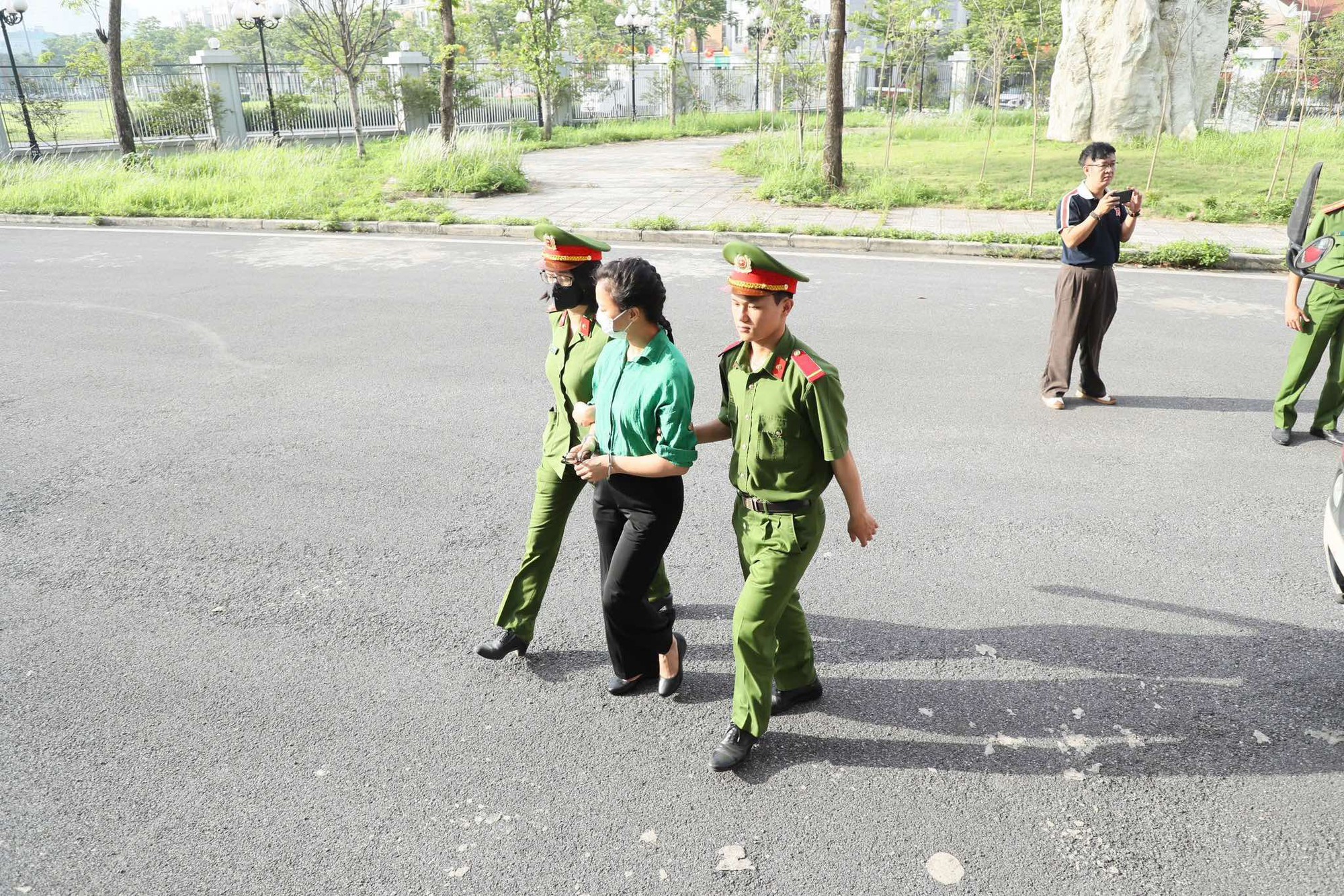 Hôm nay, cựu thứ trưởng Bộ TN-MT Nguyễn Linh Ngọc hầu toà - Ảnh 4.