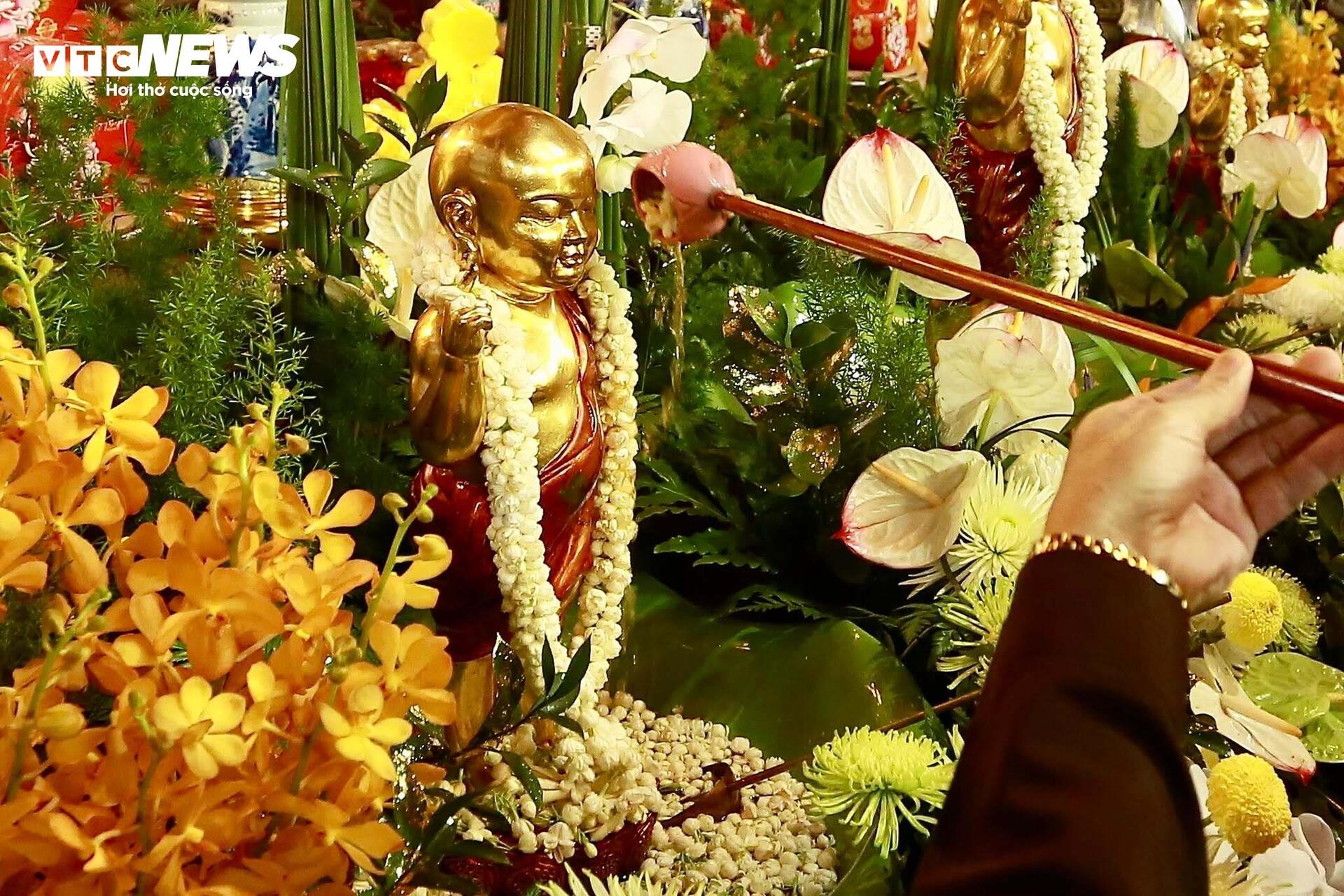 Đại lễ Phật đản 2025 tại chùa Quán Sứ: Không khí trang nghiêm và lòng thành kính - Ảnh 14. Đại lễ Phật đản 2025 tại chùa Quán Sứ: Không khí trang nghiêm và lòng thành kính - Ảnh 14.