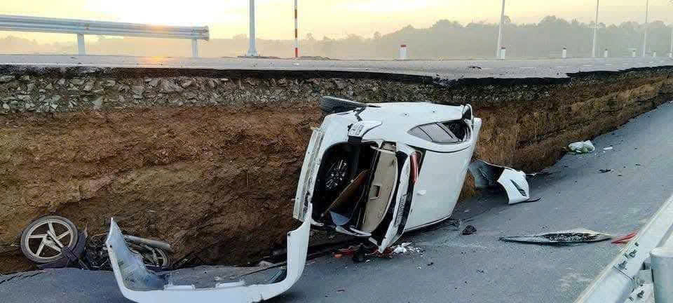 Sụt lún Tây Ninh: Ô tô và xe máy rơi xuống hố khiến 5 người bị thương - Ảnh 2. Sụt lún Tây Ninh: Ô tô và xe máy rơi xuống hố khiến 5 người bị thương - Ảnh 2.