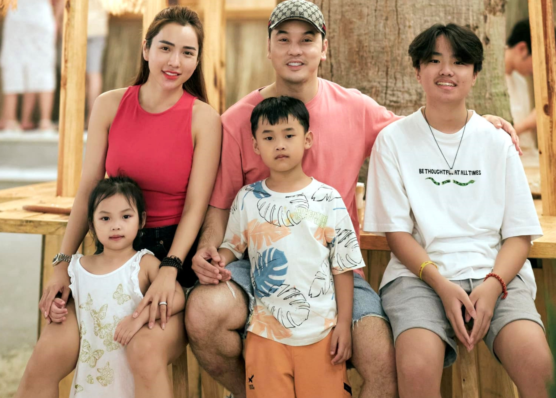 Cuộc sống viên mãn của nam ca sĩ nổi tiếng cả nước với vợ qua 1 đời chồng, có con riêng- Ảnh 2.