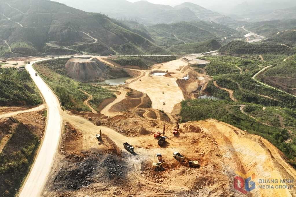 &quot;Đại công trường&quot; dự án gần 2.000 tỷ nối liền hai thành phố: Hạ dốc, cắt cua, hạ nền 30 mét