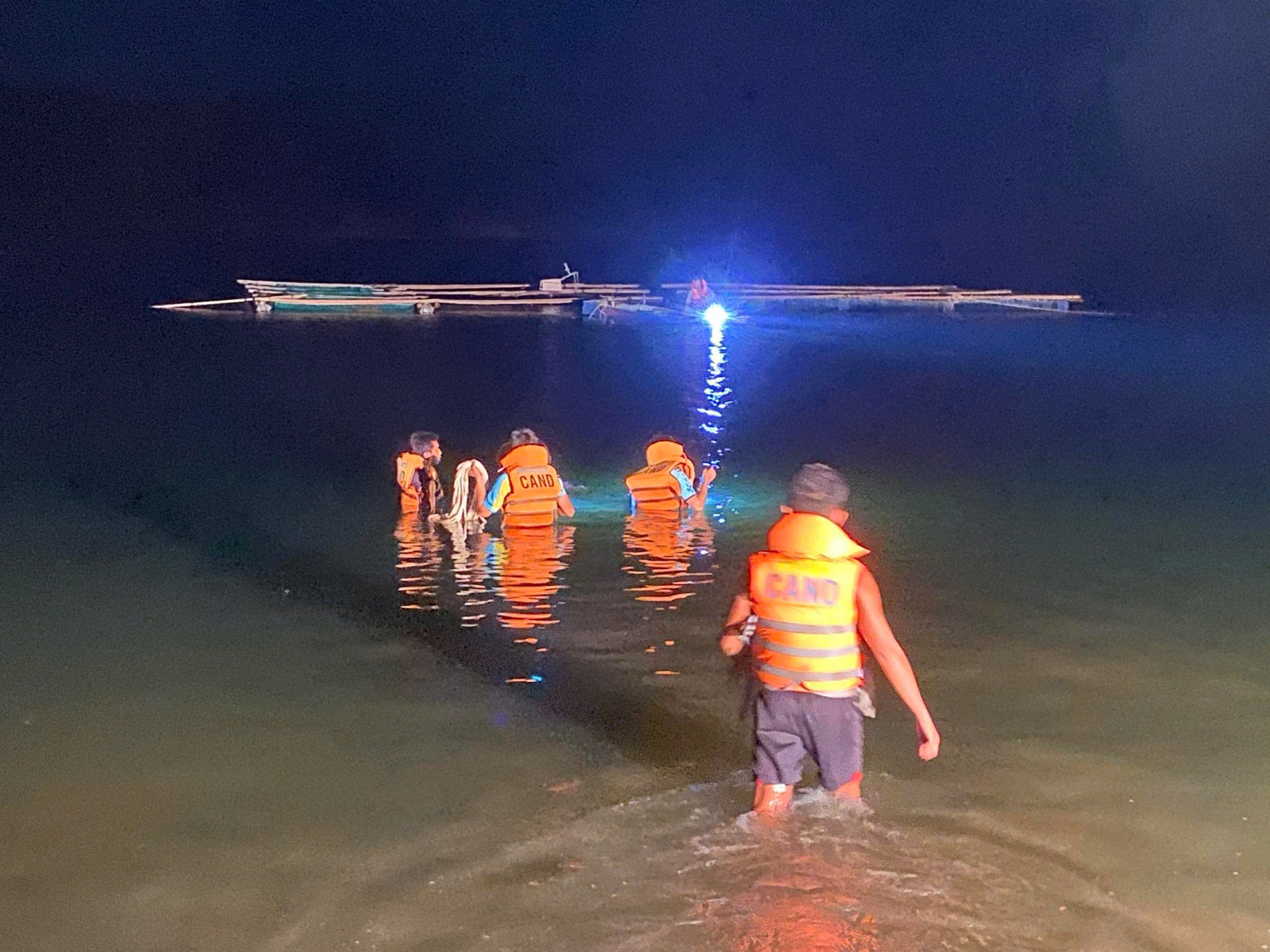 Đuối nước tại hồ thủy điện Cần Đơn: Thi thể được tìm thấy 100 m cách hiện trường - Ảnh 1.