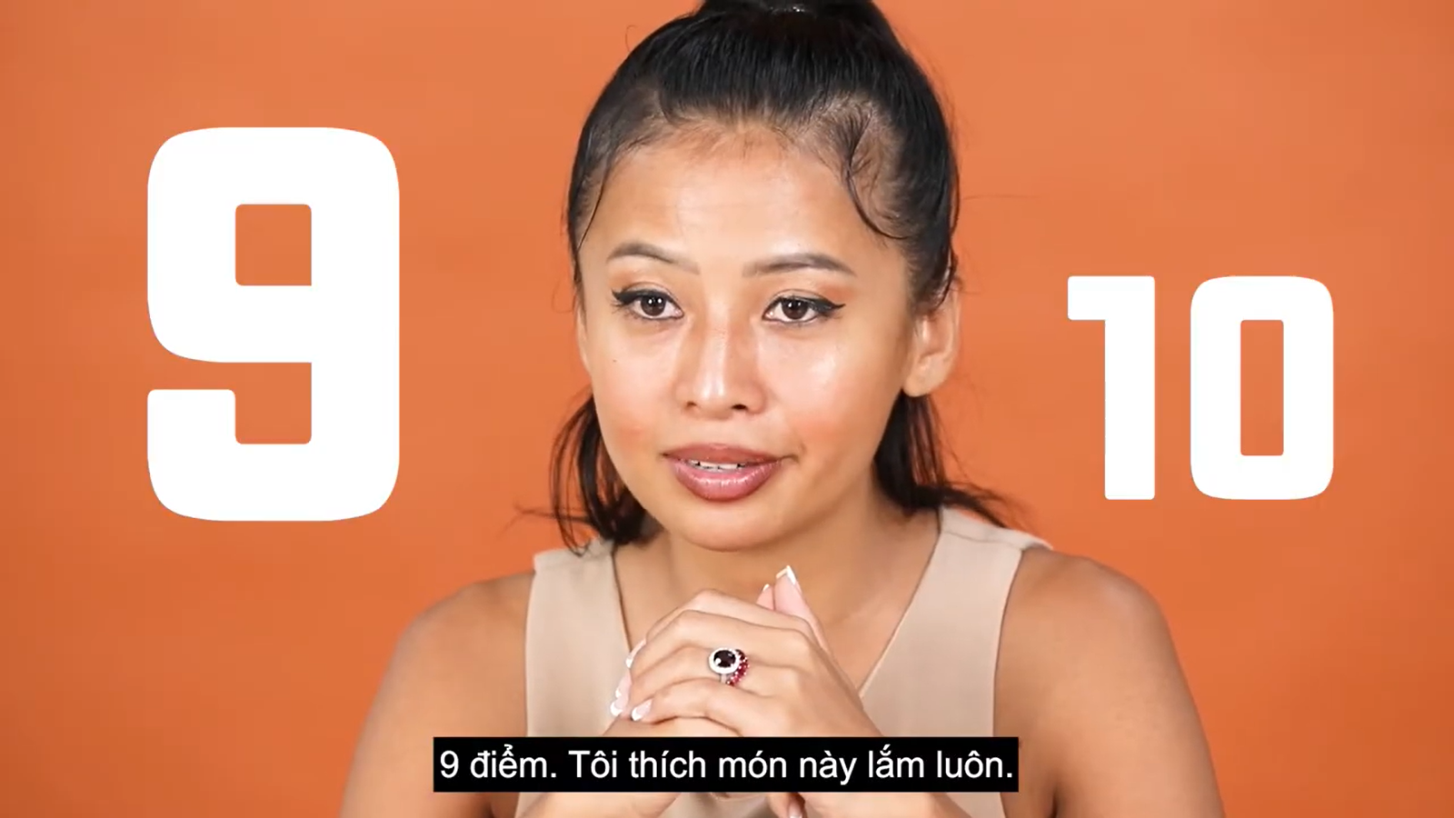 Khách Tây nếm thử lòng lợn, tiết canh của Việt Nam rồi chốt 1 câu khiến người xem cười bò - Ảnh 3.