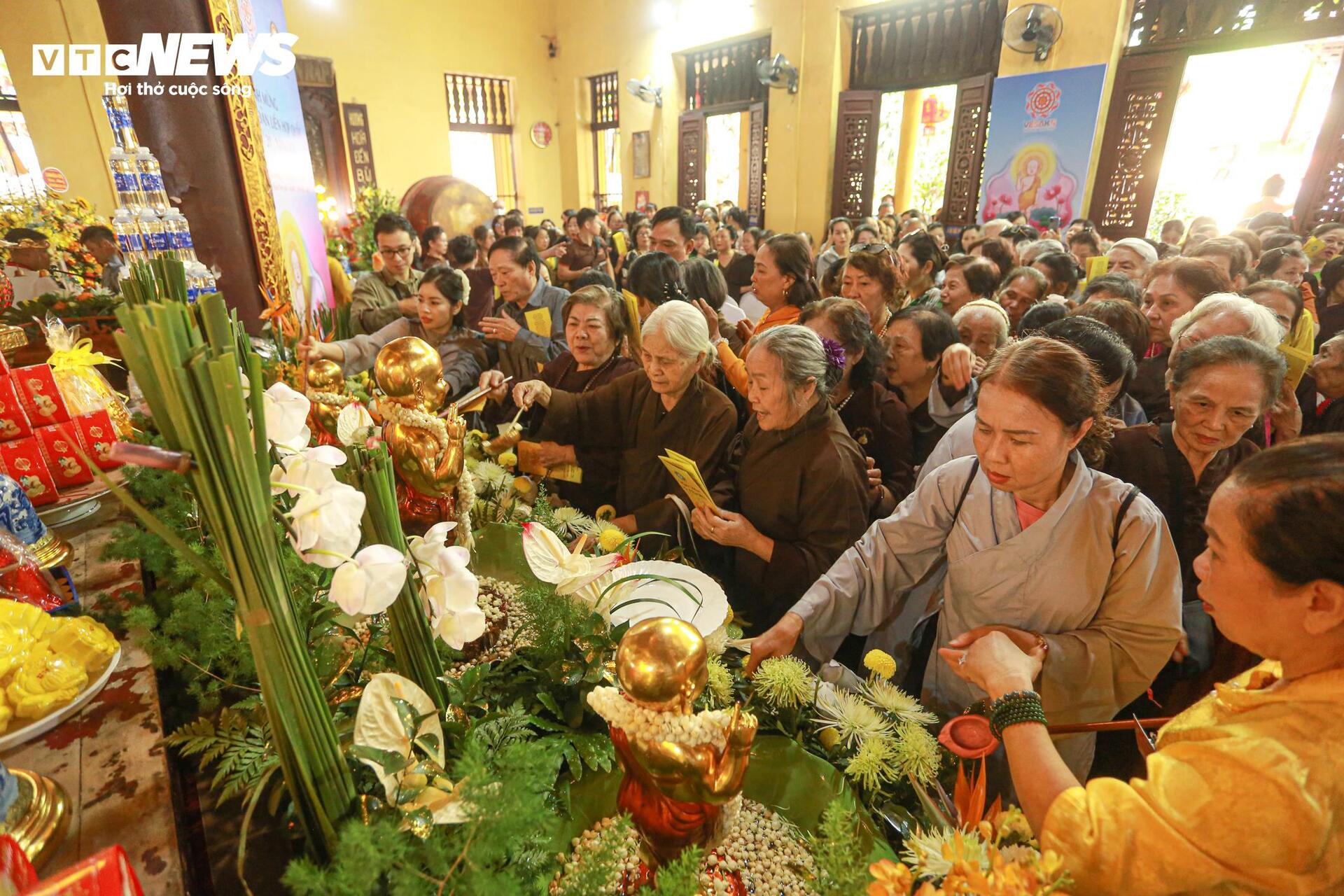 Đại lễ Phật đản 2025 tại chùa Quán Sứ: Không khí trang nghiêm và lòng thành kính - Ảnh 12. Đại lễ Phật đản 2025 tại chùa Quán Sứ: Không khí trang nghiêm và lòng thành kính - Ảnh 12.