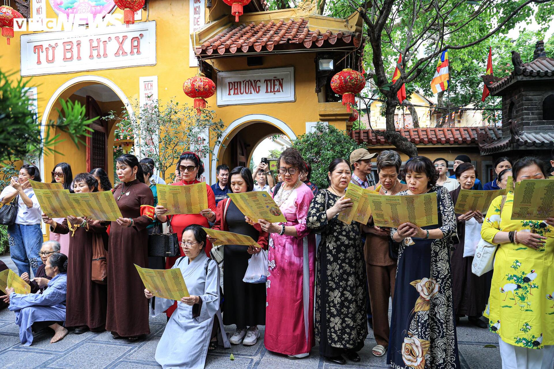 Đại lễ Phật đản 2025 tại chùa Quán Sứ: Không khí trang nghiêm và lòng thành kính - Ảnh 16. Đại lễ Phật đản 2025 tại chùa Quán Sứ: Không khí trang nghiêm và lòng thành kính - Ảnh 16.