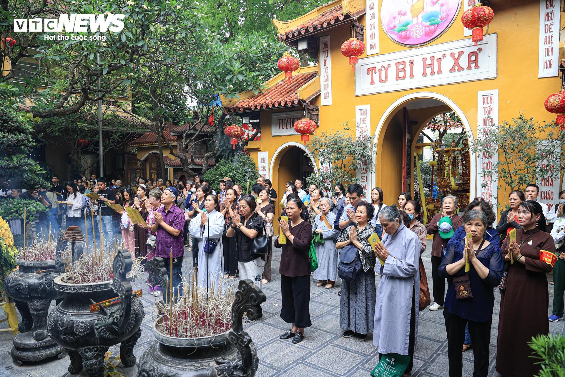 Đại lễ Phật đản 2025 tại chùa Quán Sứ: Không khí trang nghiêm và lòng thành kính - Ảnh 17. Đại lễ Phật đản 2025 tại chùa Quán Sứ: Không khí trang nghiêm và lòng thành kính - Ảnh 17.