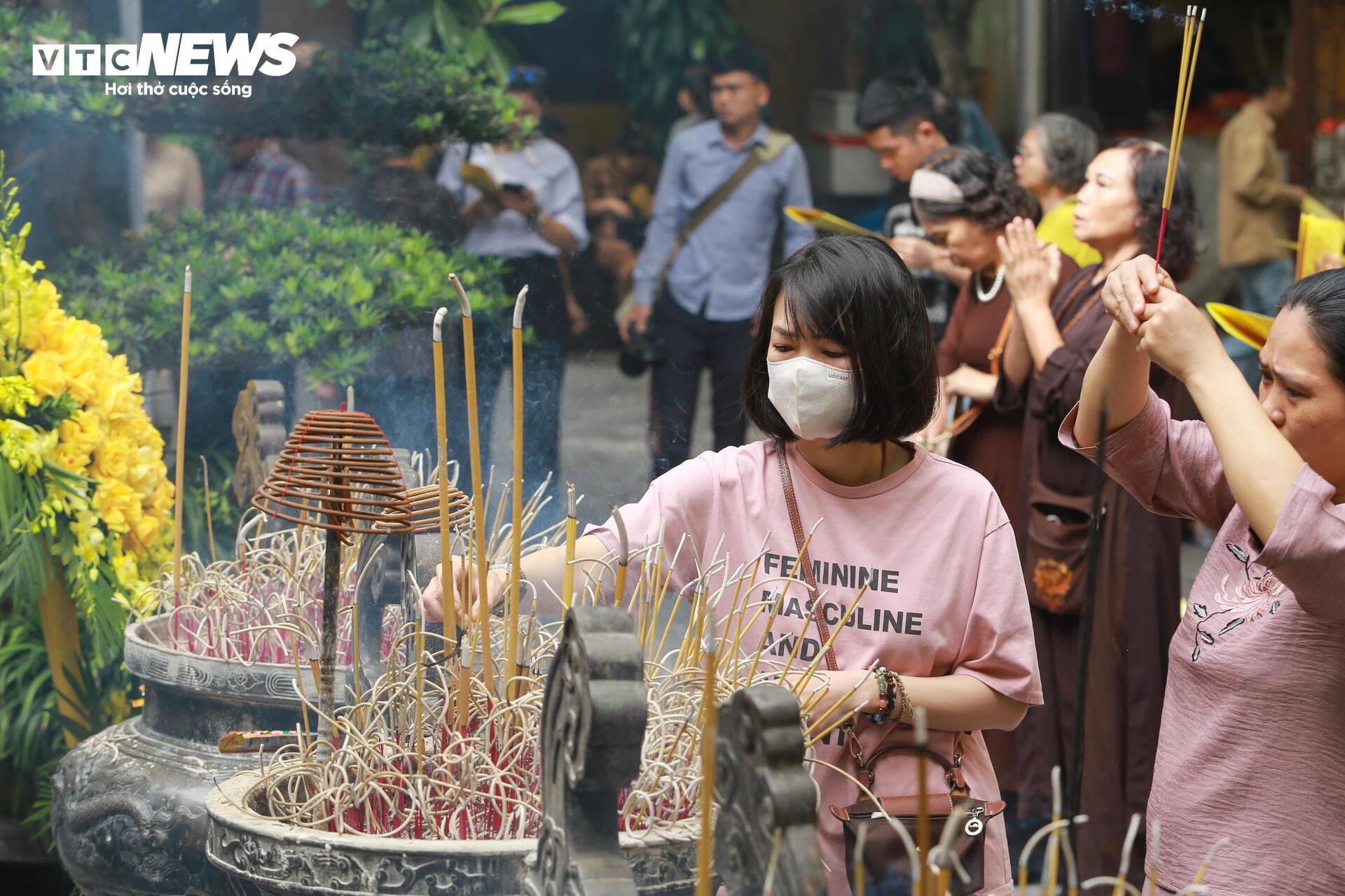 Đại lễ Phật đản 2025 tại chùa Quán Sứ: Không khí trang nghiêm và lòng thành kính - Ảnh 19. Đại lễ Phật đản 2025 tại chùa Quán Sứ: Không khí trang nghiêm và lòng thành kính - Ảnh 19.