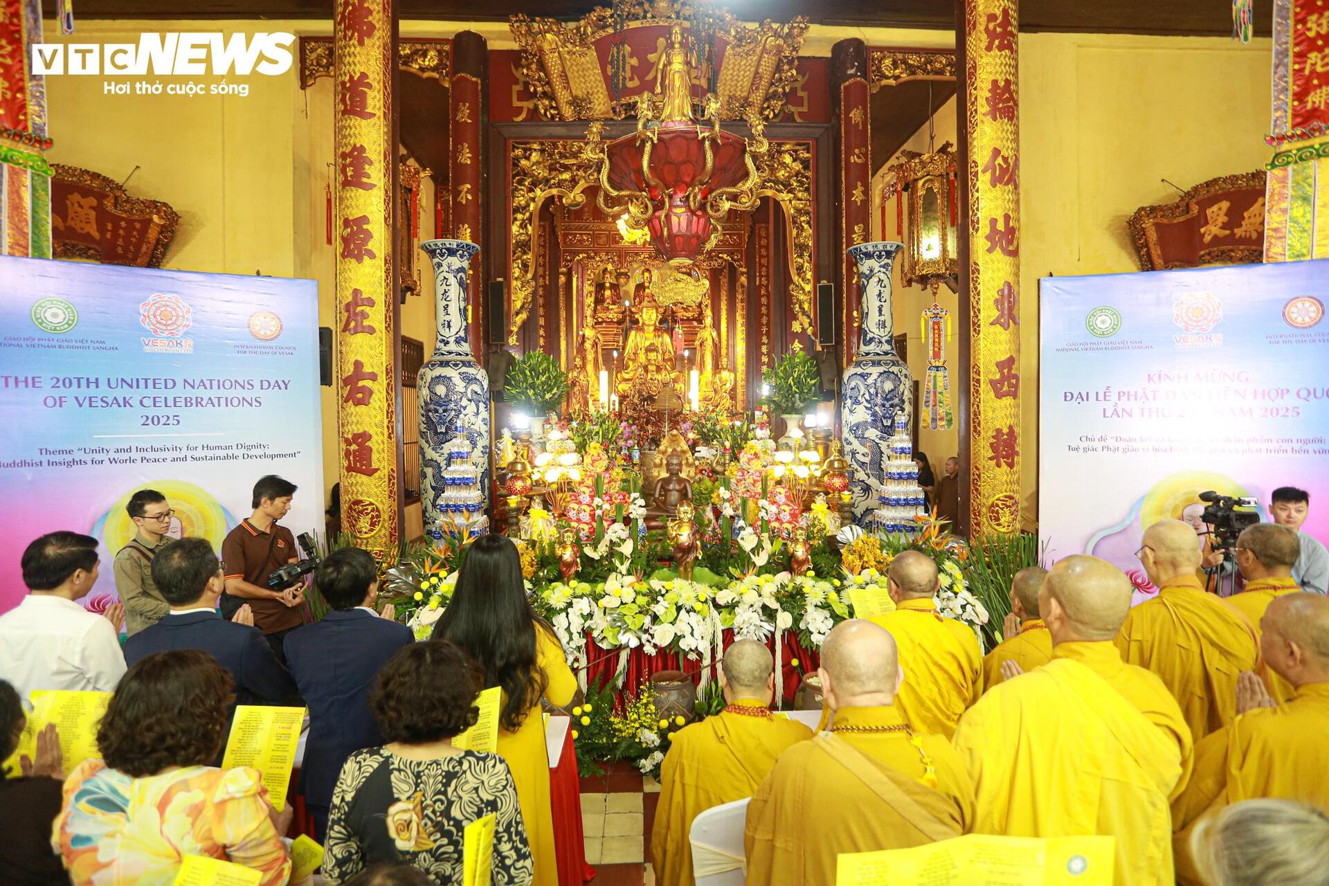 Đại lễ Phật đản 2025 tại chùa Quán Sứ: Không khí trang nghiêm và lòng thành kính - Ảnh 9. Đại lễ Phật đản 2025 tại chùa Quán Sứ: Không khí trang nghiêm và lòng thành kính - Ảnh 9.