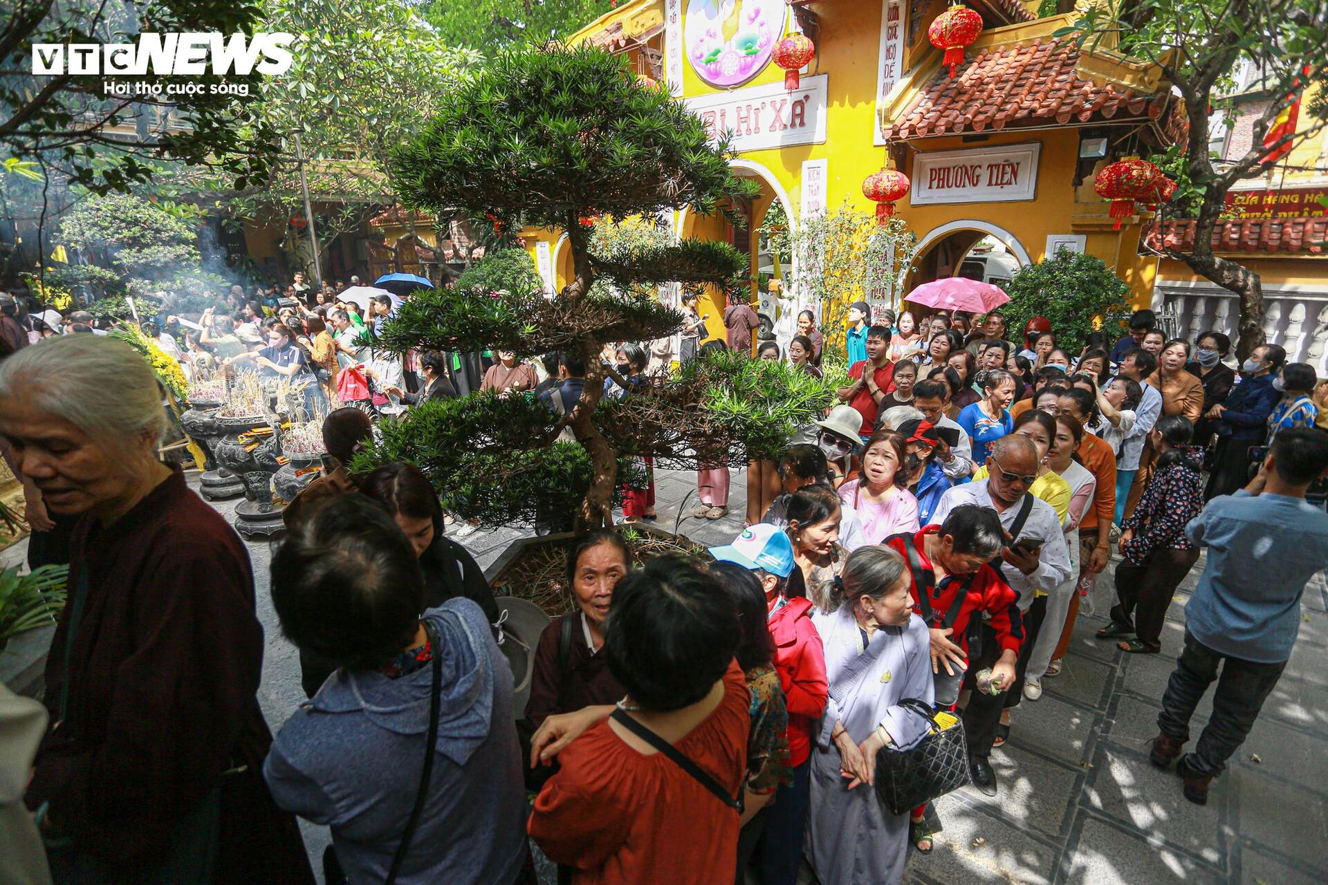 Đại lễ Phật đản 2025 tại chùa Quán Sứ: Không khí trang nghiêm và lòng thành kính - Ảnh 1. Đại lễ Phật đản 2025 tại chùa Quán Sứ: Không khí trang nghiêm và lòng thành kính - Ảnh 1.