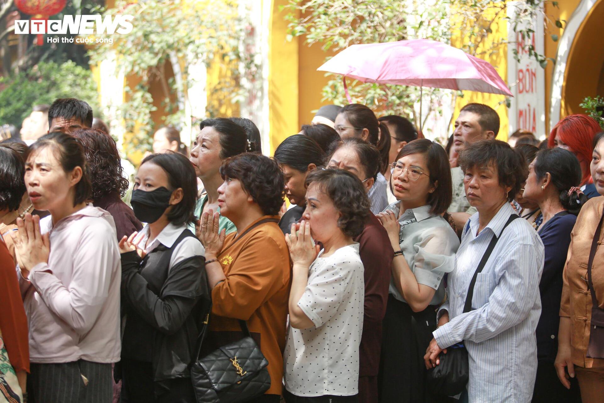 Đại lễ Phật đản 2025 tại chùa Quán Sứ: Không khí trang nghiêm và lòng thành kính - Ảnh 3. Đại lễ Phật đản 2025 tại chùa Quán Sứ: Không khí trang nghiêm và lòng thành kính - Ảnh 3.