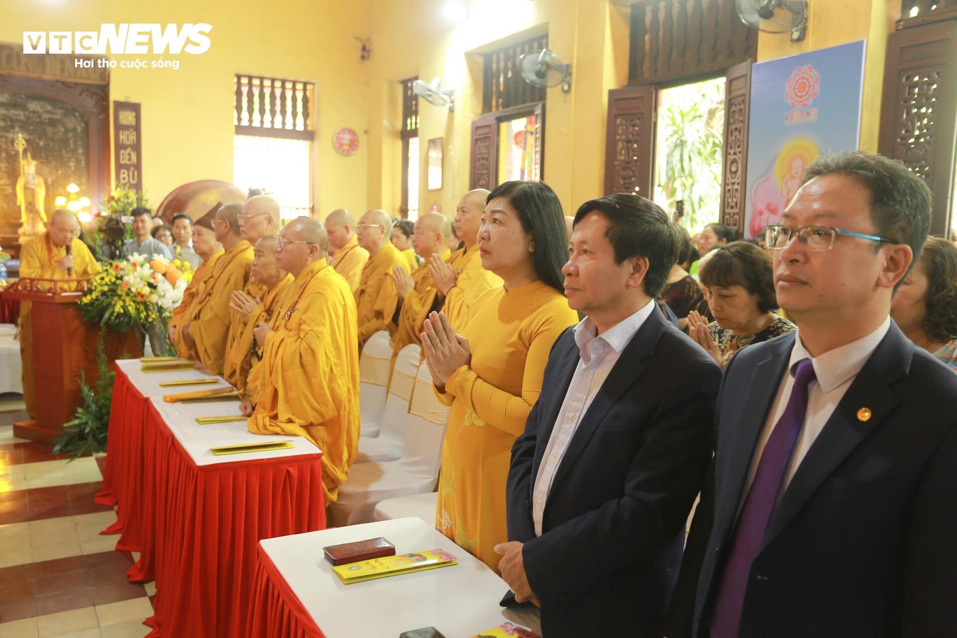 Đại lễ Phật đản 2025 tại chùa Quán Sứ: Không khí trang nghiêm và lòng thành kính - Ảnh 5. Đại lễ Phật đản 2025 tại chùa Quán Sứ: Không khí trang nghiêm và lòng thành kính - Ảnh 5.