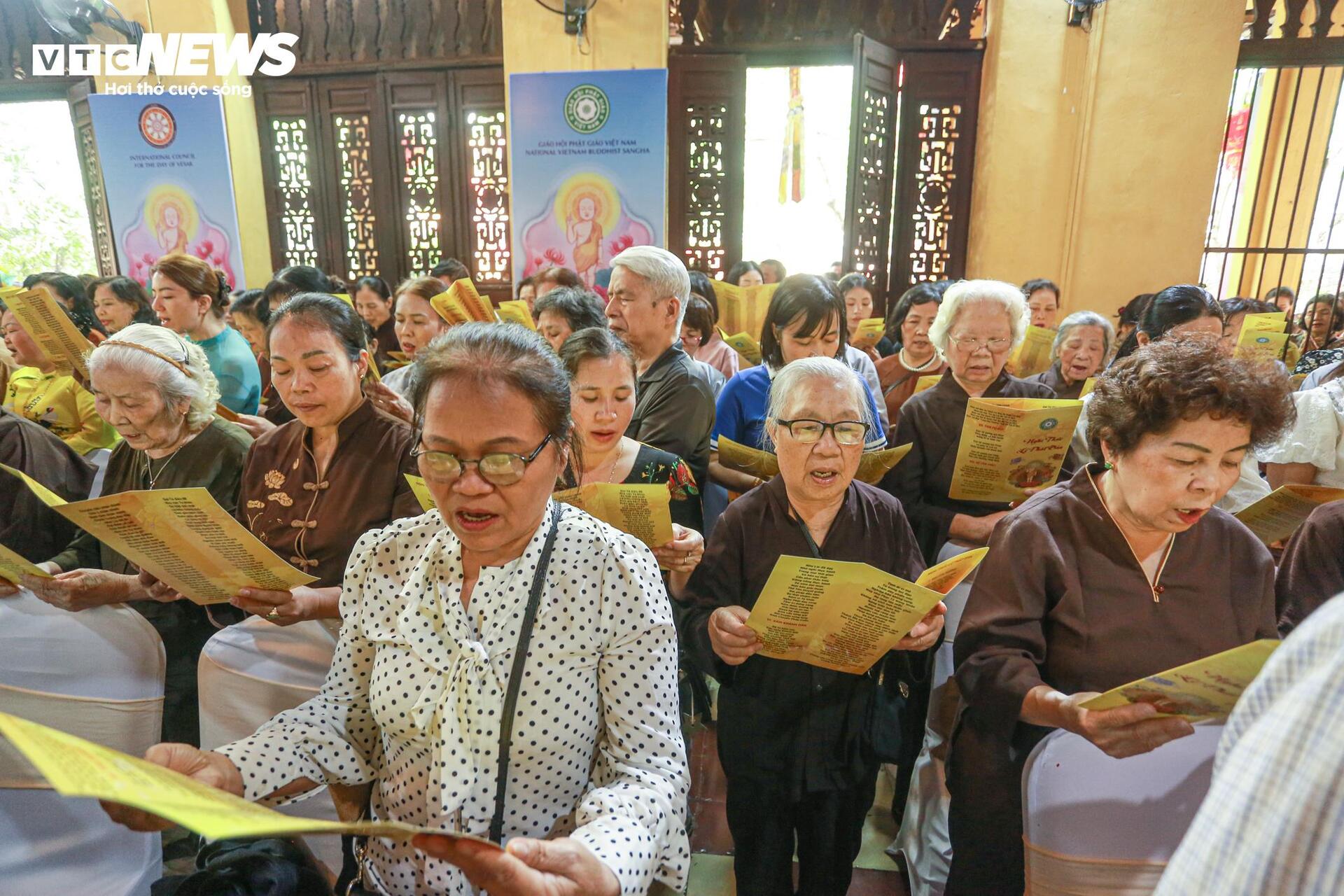 Đại lễ Phật đản 2025 tại chùa Quán Sứ: Không khí trang nghiêm và lòng thành kính - Ảnh 10. Đại lễ Phật đản 2025 tại chùa Quán Sứ: Không khí trang nghiêm và lòng thành kính - Ảnh 10.