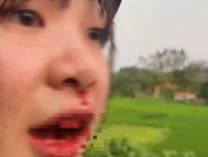 C&ocirc; g&aacute;i tố t&agrave;i xế 4 chỗ h&agrave;nh hung "v&ocirc; cớ" khi tham gia giao th&ocirc;ng - Ảnh 1.