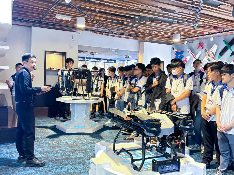 150 sinh viên xuất sắc đại học Cần Thơ vượt 180 km đến thăm CT Innovation Hub - Ảnh 1.