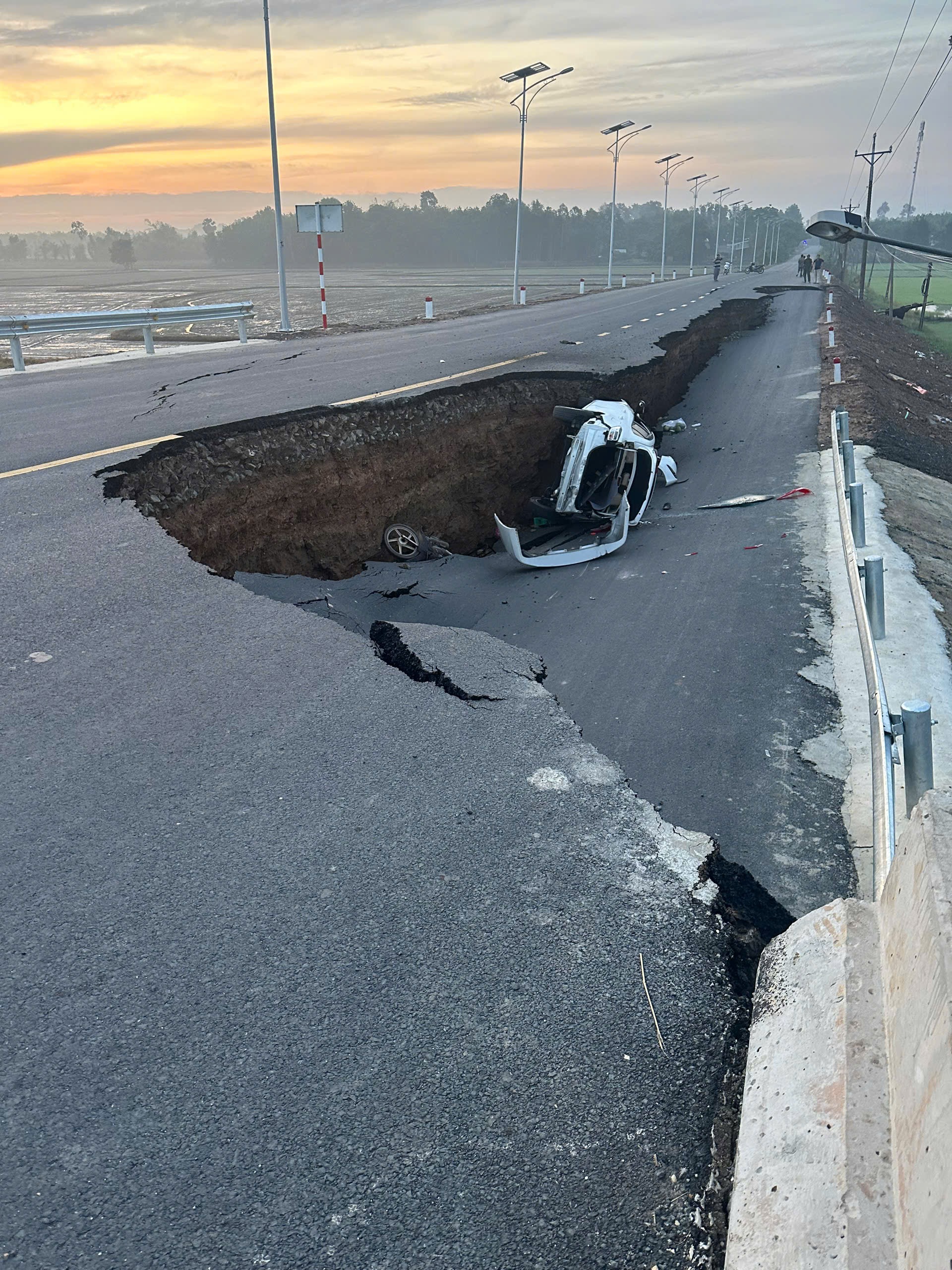 Sụt lún Tây Ninh: Ô tô và xe máy rơi xuống hố khiến 5 người bị thương - Ảnh 1. Sụt lún Tây Ninh: Ô tô và xe máy rơi xuống hố khiến 5 người bị thương - Ảnh 1.