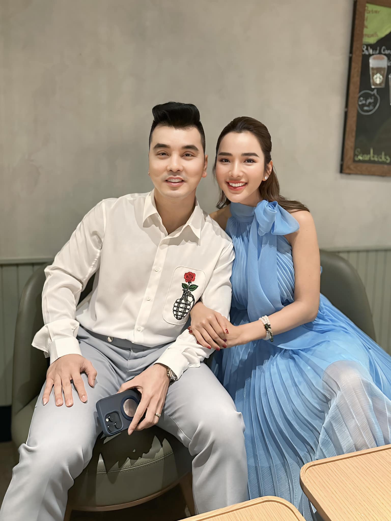 Cuộc sống viên mãn của nam ca sĩ nổi tiếng cả nước với vợ qua 1 đời chồng, có con riêng- Ảnh 1.