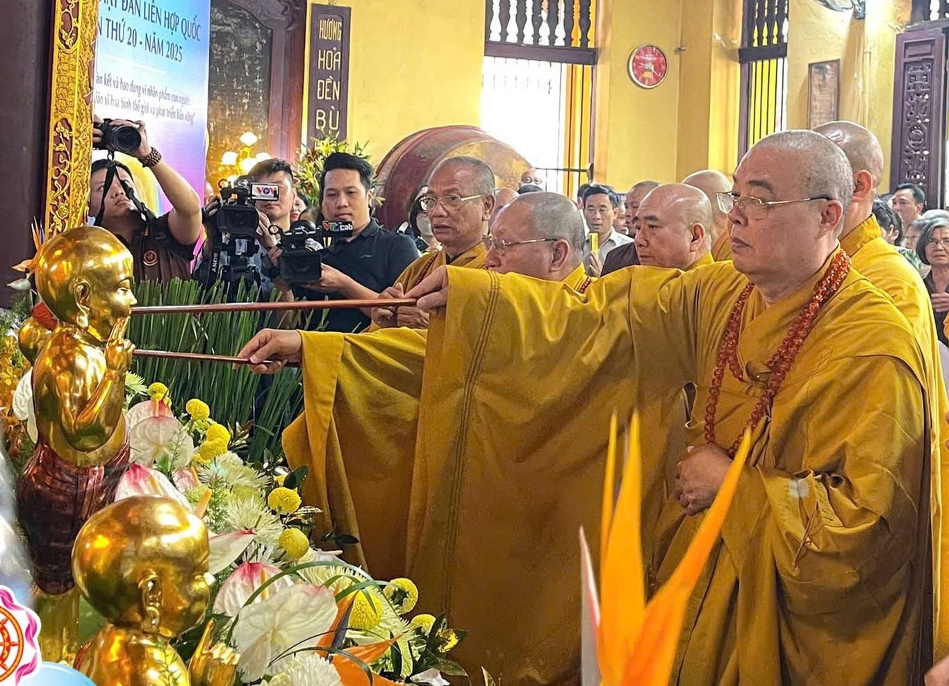 Đại lễ Phật đản 2025 tại chùa Quán Sứ: Không khí trang nghiêm và lòng thành kính - Ảnh 11. Đại lễ Phật đản 2025 tại chùa Quán Sứ: Không khí trang nghiêm và lòng thành kính - Ảnh 11.