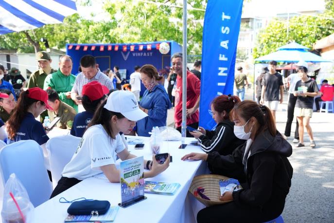 VinFast “phủ xanh” khu công nghiệp tại Bình Dương: Công nhân chen chân lái thử xe máy điện, nhiều người chốt đơn “trong 1 nốt nhạc”- Ảnh 1.