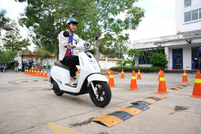 VinFast “phủ xanh” khu công nghiệp tại Bình Dương: Công nhân chen chân lái thử xe máy điện, nhiều người chốt đơn “trong 1 nốt nhạc”- Ảnh 3.