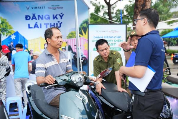 VinFast “phủ xanh” khu công nghiệp tại Bình Dương: Công nhân chen chân lái thử xe máy điện, nhiều người chốt đơn “trong 1 nốt nhạc”- Ảnh 4.