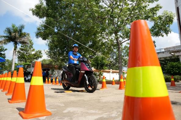 VinFast “phủ xanh” khu công nghiệp tại Bình Dương: Công nhân chen chân lái thử xe máy điện, nhiều người chốt đơn “trong 1 nốt nhạc”- Ảnh 5.