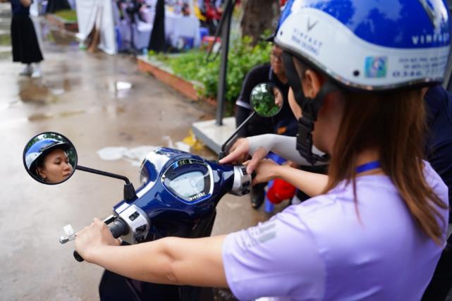 VinFast “phủ xanh” khu công nghiệp tại Bình Dương: Công nhân chen chân lái thử xe máy điện, nhiều người chốt đơn “trong 1 nốt nhạc”- Ảnh 7.