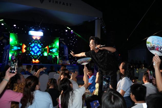 VinFast “phủ xanh” khu công nghiệp tại Bình Dương: Công nhân chen chân lái thử xe máy điện, nhiều người chốt đơn “trong 1 nốt nhạc”- Ảnh 8.