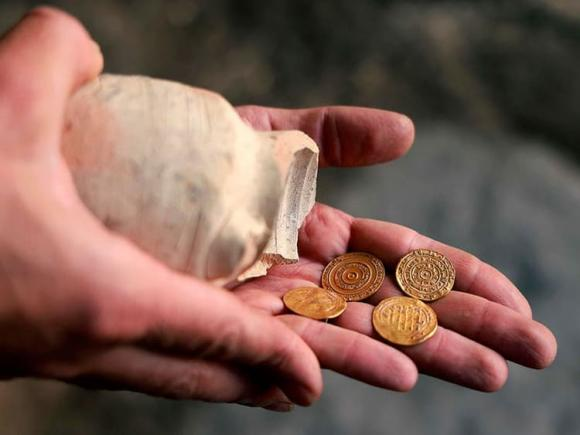 Vợ chồng thu ve chai nhặt được 6kg vàng bất ngờ và hành động trung thực sau đó - Ảnh 2.