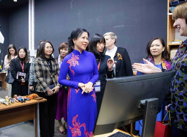 Phu nhân Ngô Phương Ly thăm nơi phát triển tài năng nghệ thuật Việt Nam tại Nga - Ảnh 2. Phu nhân Ngô Phương Ly thăm nơi phát triển tài năng nghệ thuật Việt Nam tại Nga - Ảnh 2.