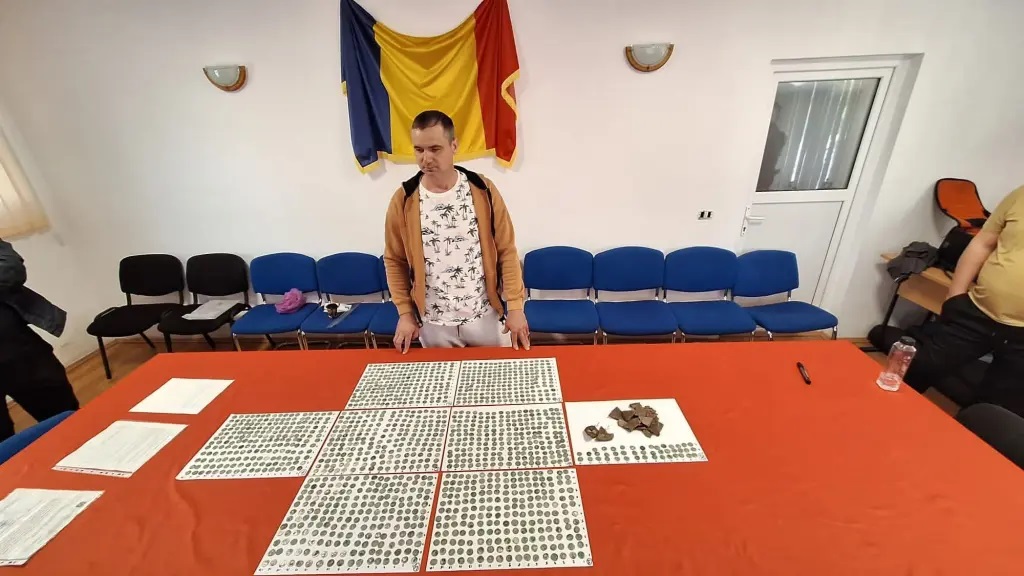 Người đ&agrave;n &ocirc;ng t&igrave;m thấy kho b&aacute;u v&ocirc; gi&aacute; khi đi dạo tr&ecirc;n c&aacute;nh đồng - Ảnh 1.