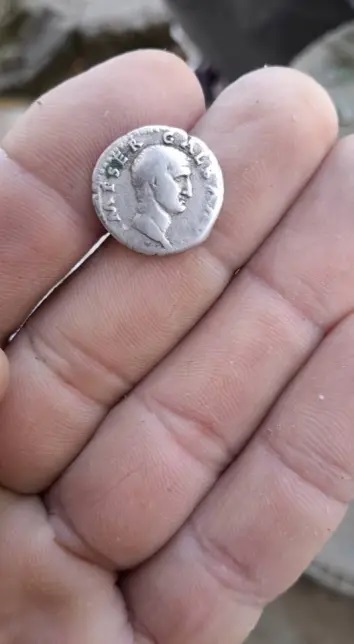 Người đ&agrave;n &ocirc;ng t&igrave;m thấy kho b&aacute;u v&ocirc; gi&aacute; khi đi dạo tr&ecirc;n c&aacute;nh đồng- Ảnh 2.